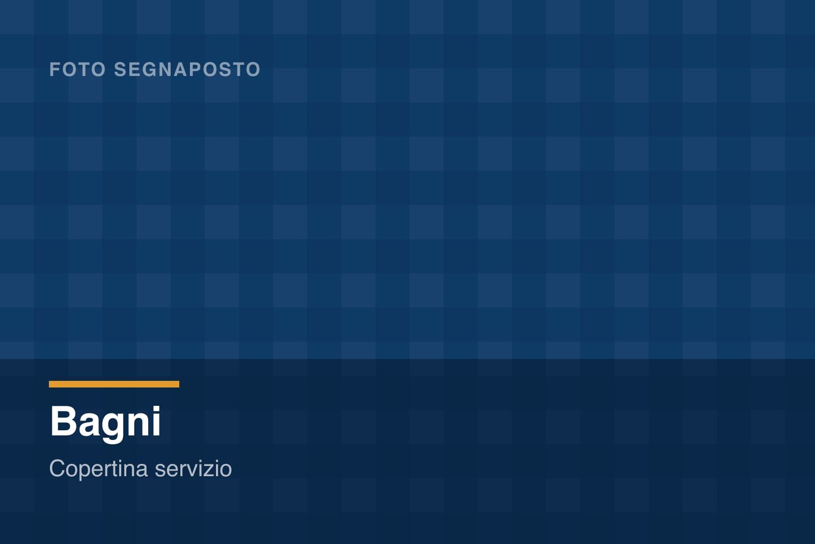 Bagno appena rifatto con rivestimento a parete e sanitari sospesi