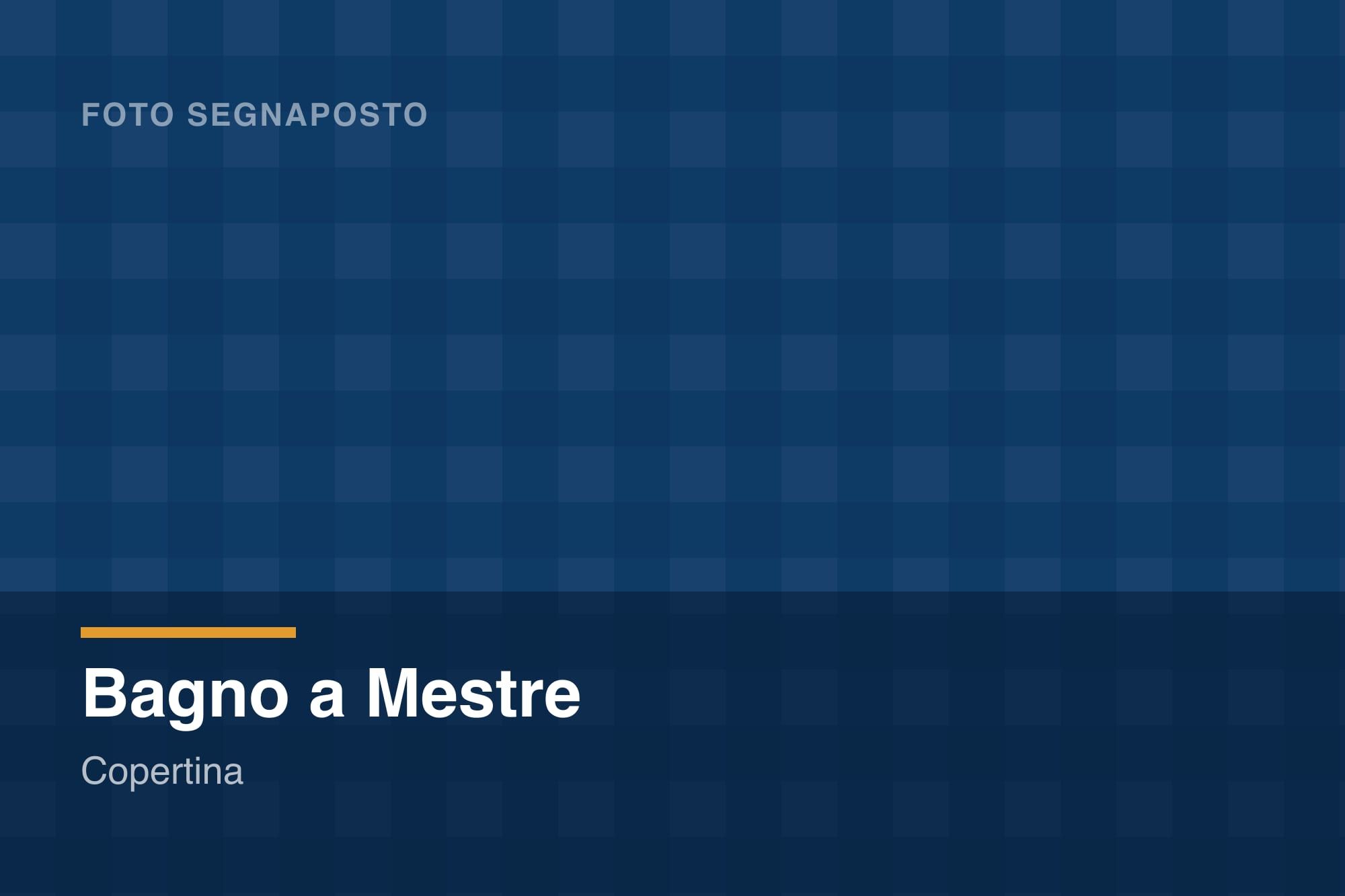 Bagno finito con rivestimento chiaro a parete e sanitari sospesi