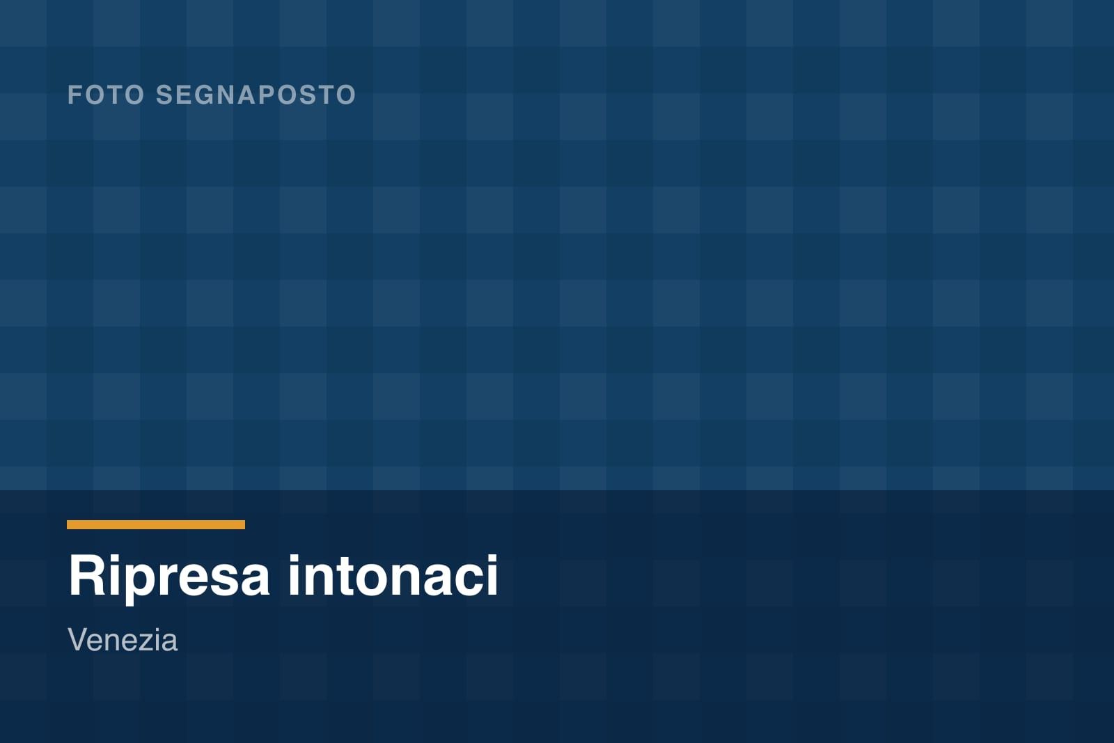 Zona di intonaco rimossa e risarcita alla base della parete
