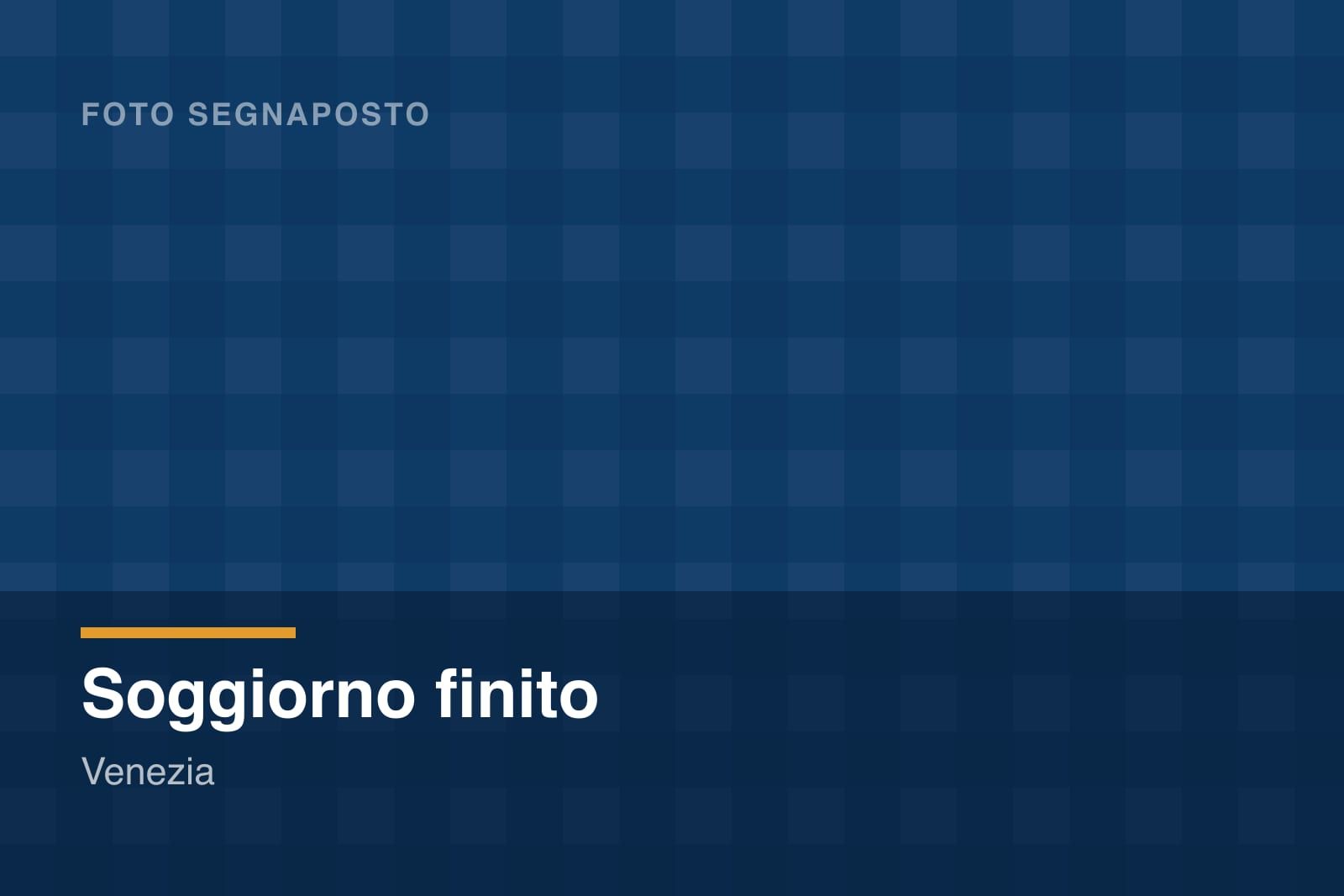 Soggiorno finito, parete chiara e trave in legno pulita